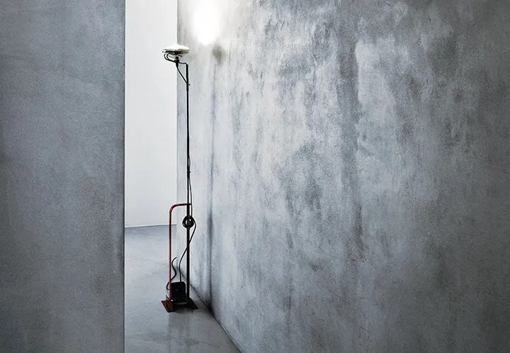 Flos Toio Led Lampada Da Pavimento luce indiretta regolabile in acciaio Rosso