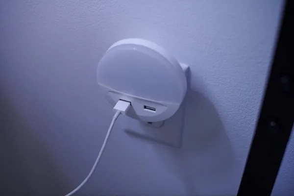 Ledvance - Luce notturna a LED in presa con sensore LUNETTA 2xUSB LED/13W/230V