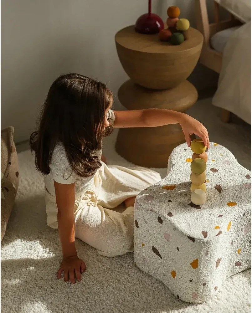 Pouf per bambini bianco con rivestimento in bouclé e ciniglia Terrazzo Cloud – Wigiwama