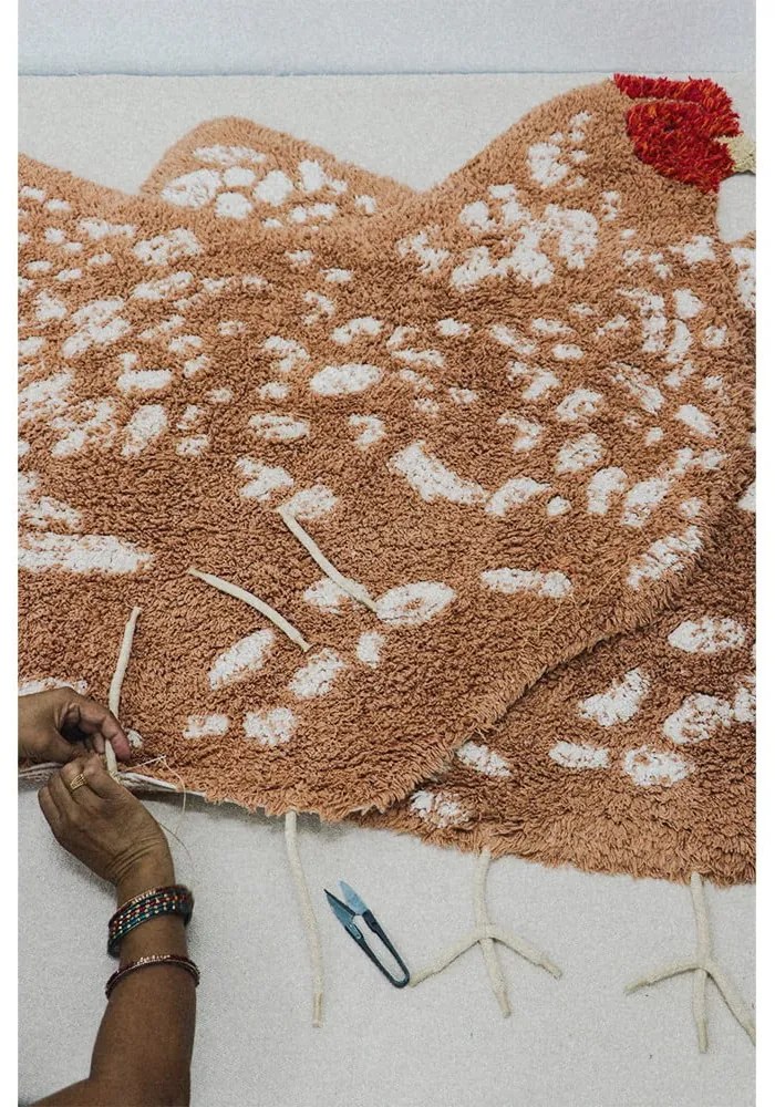 Tappeto marrone lavabile in cotone tessuto a mano 110x100 cm Chicken - Lorena Canals