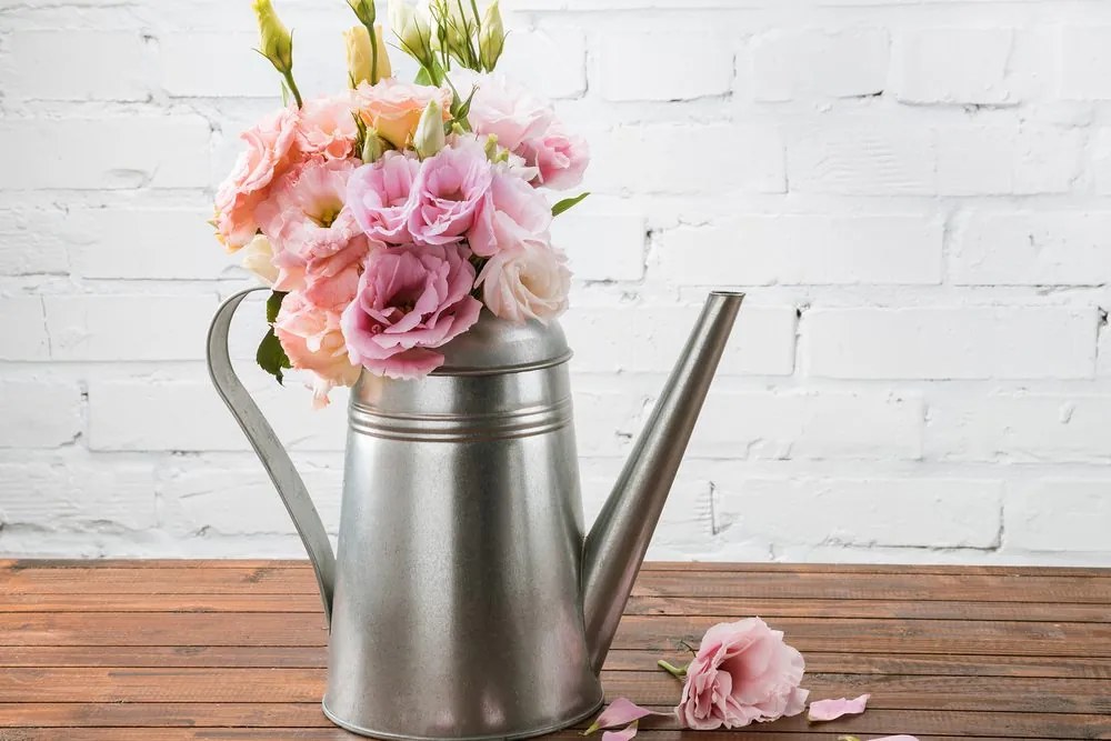 Quadro su tela – Bouquet di fiori in annaffiatoio