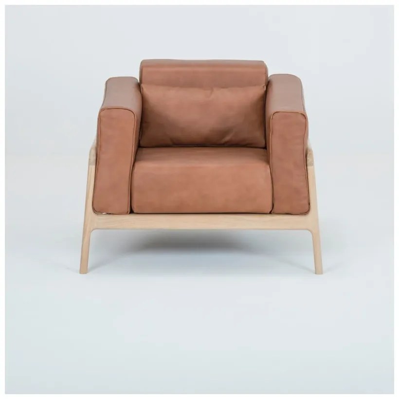 Poltrona in pelle di bufalo marrone cognac con struttura in rovere massiccio Fawn - Gazzda