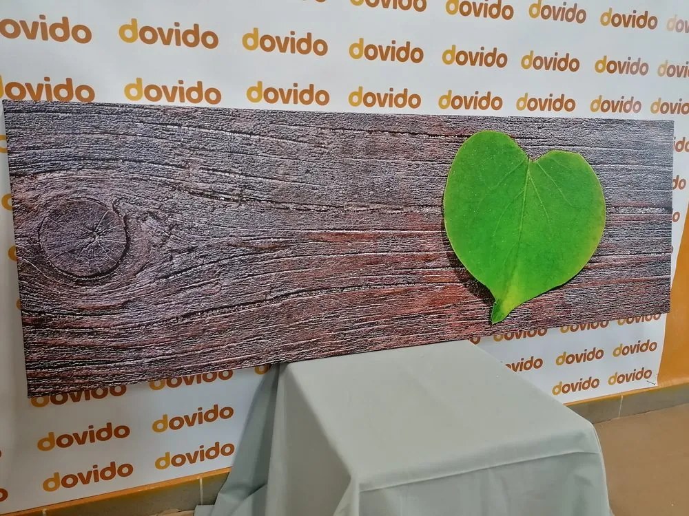 Stampa su tela – Foglia a forma di cuore su sfondo di legno
