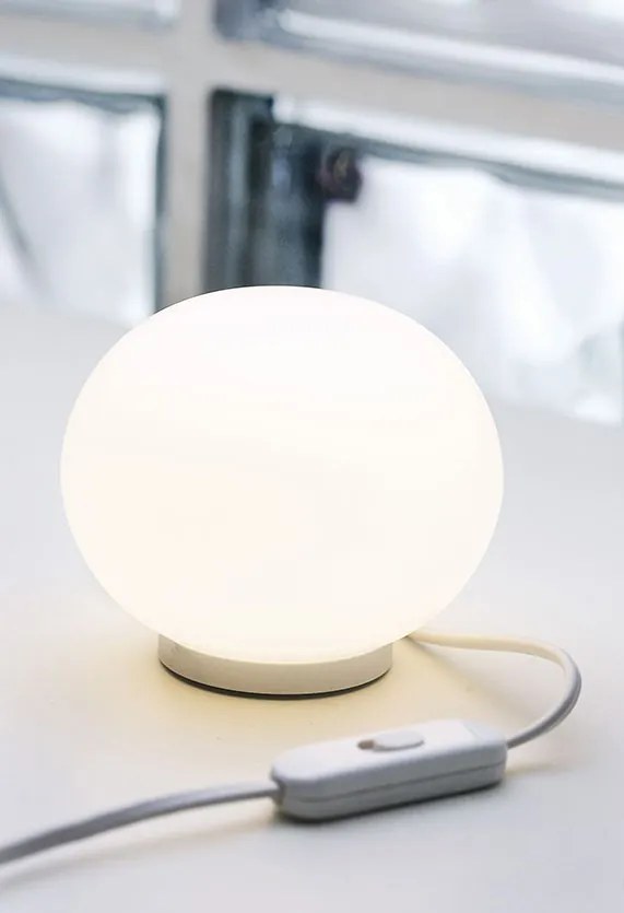 Flos Mini Glo-ball Table Lampada Da Tavolo 11 cm a luce diffusa in vetro opalino acidato Bianco