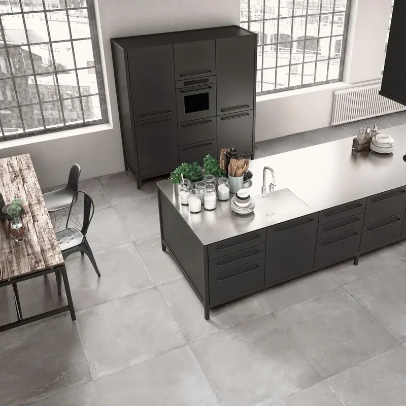 Piastrella da pavimento e rivestimento interno 81 x 81 cm Sp. 9.5 mm rettificato Station in gres porcellanato opaco grigio chiaro traffico intenso (pei 4/5) R10 1.97 mq