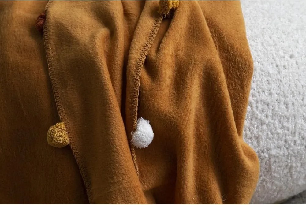 Copriletto color senape in vello 150x200 cm Pom Pom – Mijolnir