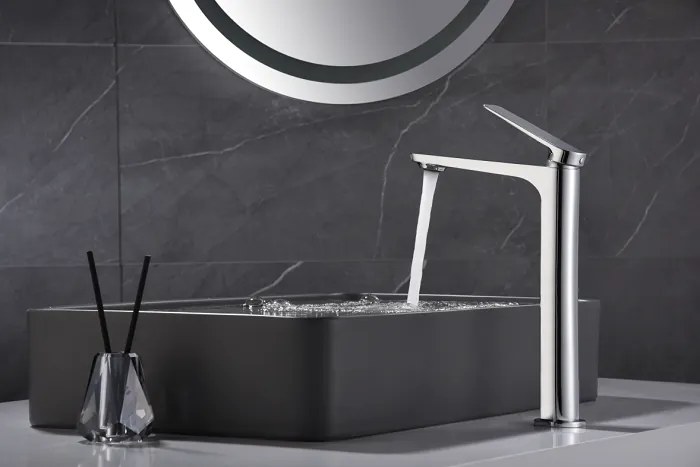 Rubinetto miscelatore monocomando alto per lavabo senza scarico in ottone cromato momo