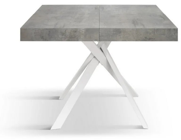 Tavolo FORTE DEI MARMI in legno, finitura grigio cemento e gambe incrociate in metallo bianco, allungabile 95×90 cm – 145 x 90 cm
