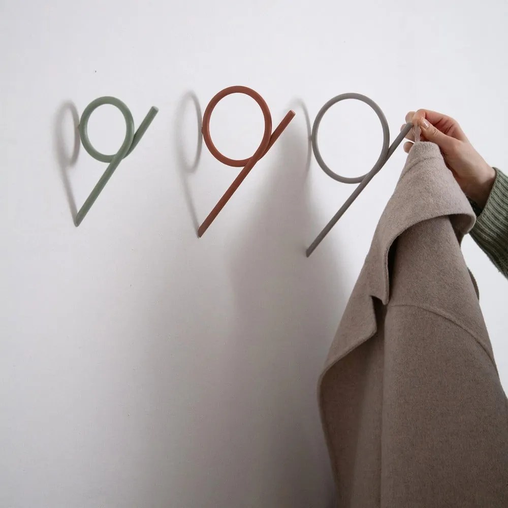 Gancio da parete verde polveroso in metallo Tuba L – Spinder Design