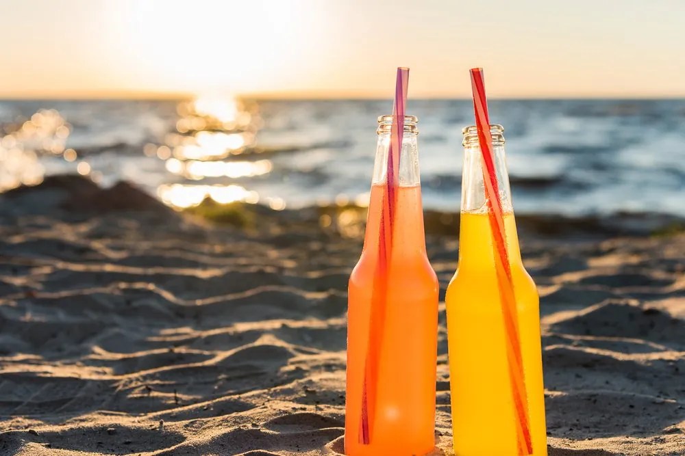Quadro su tela – Bevanda rinfrescante sulla spiaggia