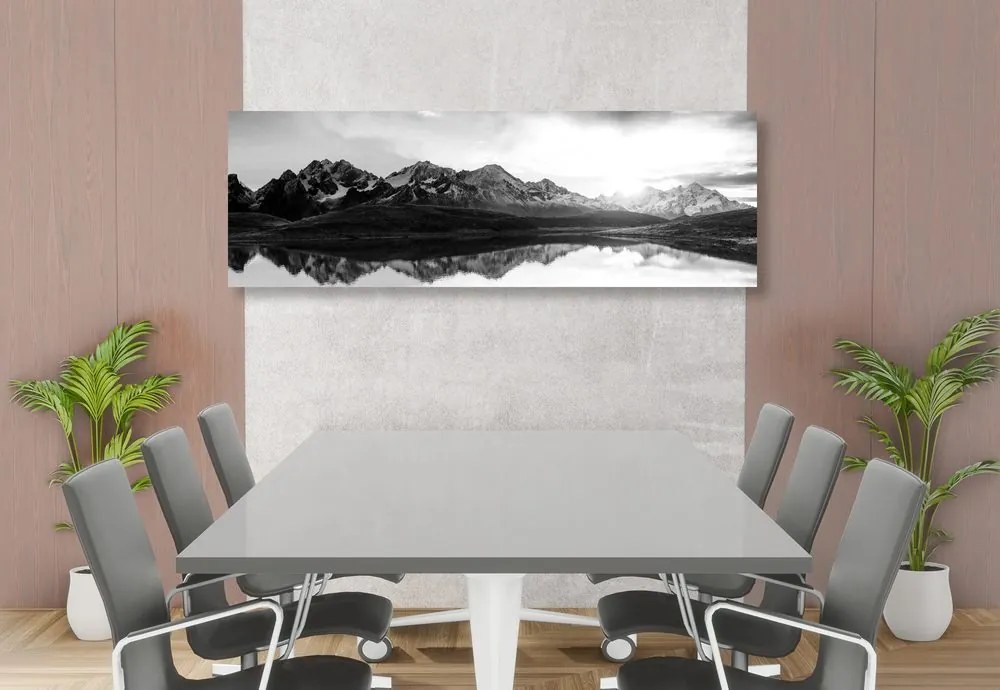 Stampa su tela – Splendido tramonto sulle montagne in bianco e nero