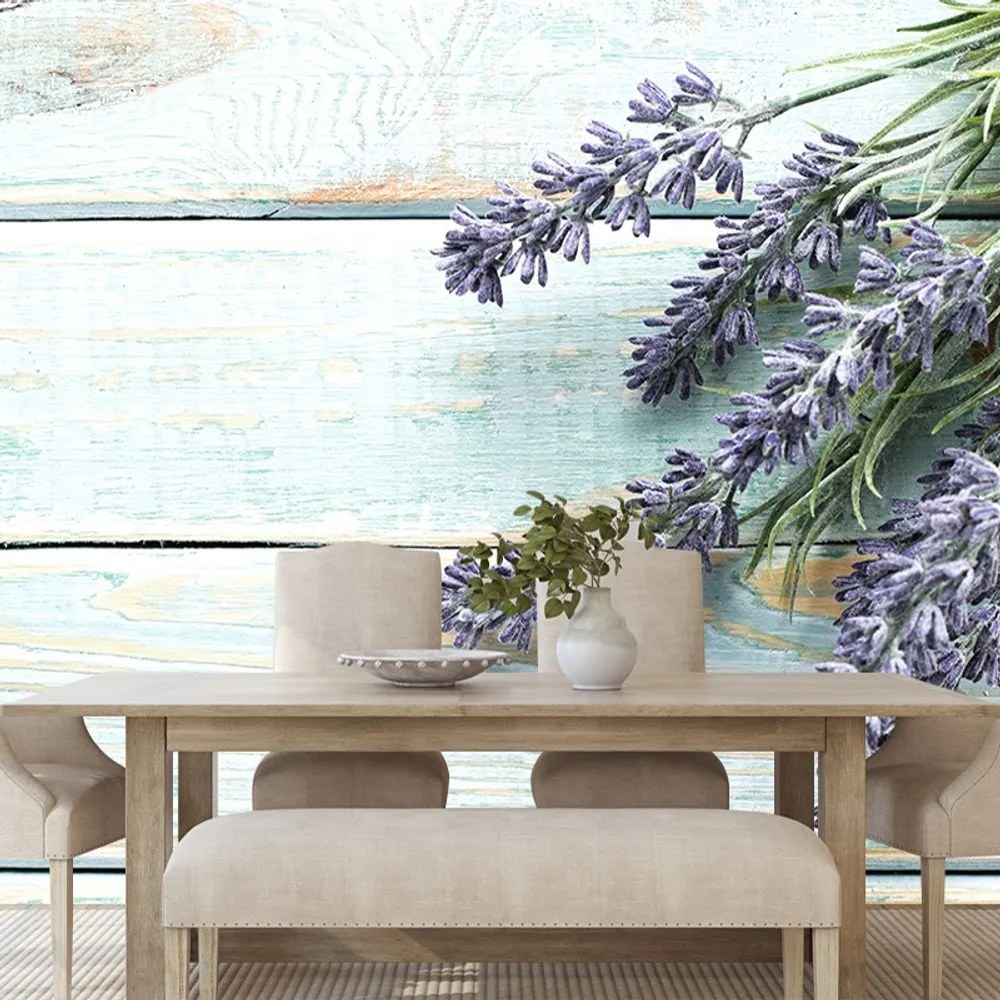 Carta da parati – Lavanda su sfondo di legno