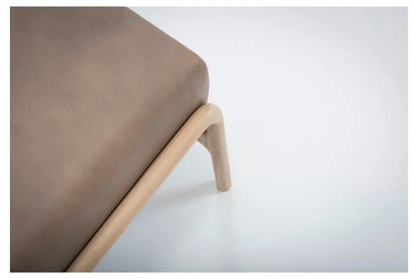 Poggiapiedi in pelle di bufalo marrone chiaro con struttura in rovere massiccio Fawn - Gazzda