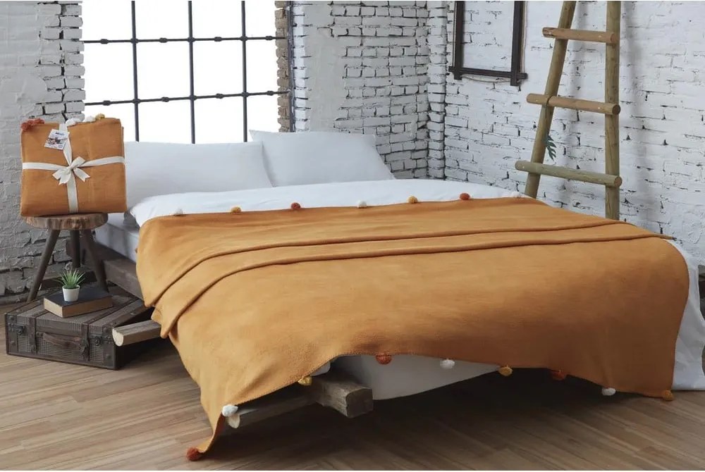 Copriletto color senape in vello 150x200 cm Pom Pom – Mijolnir