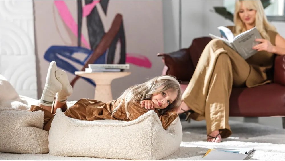 Pouf a sacco per bambini color crema con rivestimento in bouclé Square – Wigiwama