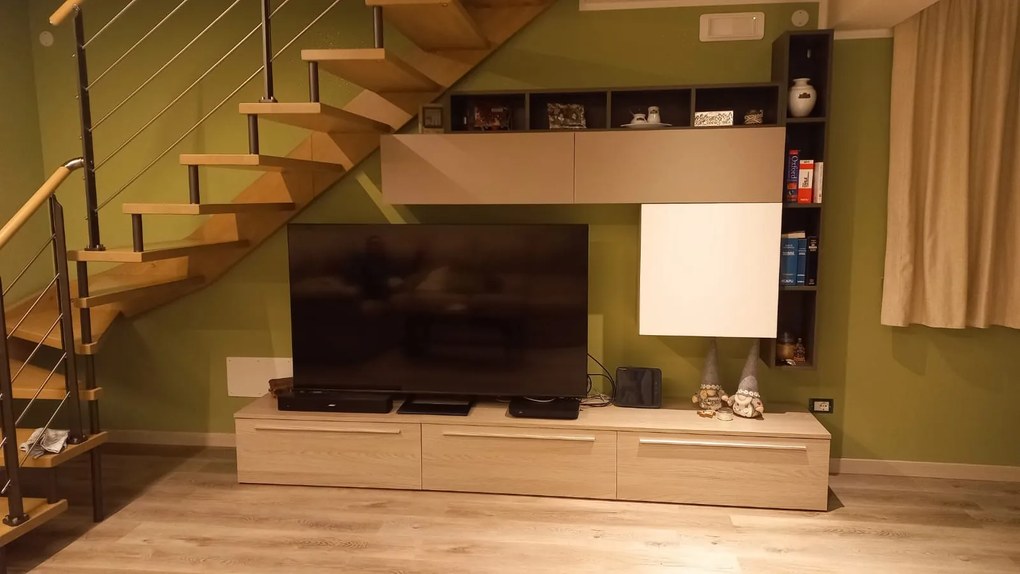 Moderna Parete attrezzata Olmo Perla con frontali e elementi sospesi in finitura Bianco seta e Visone e librerie color Fango