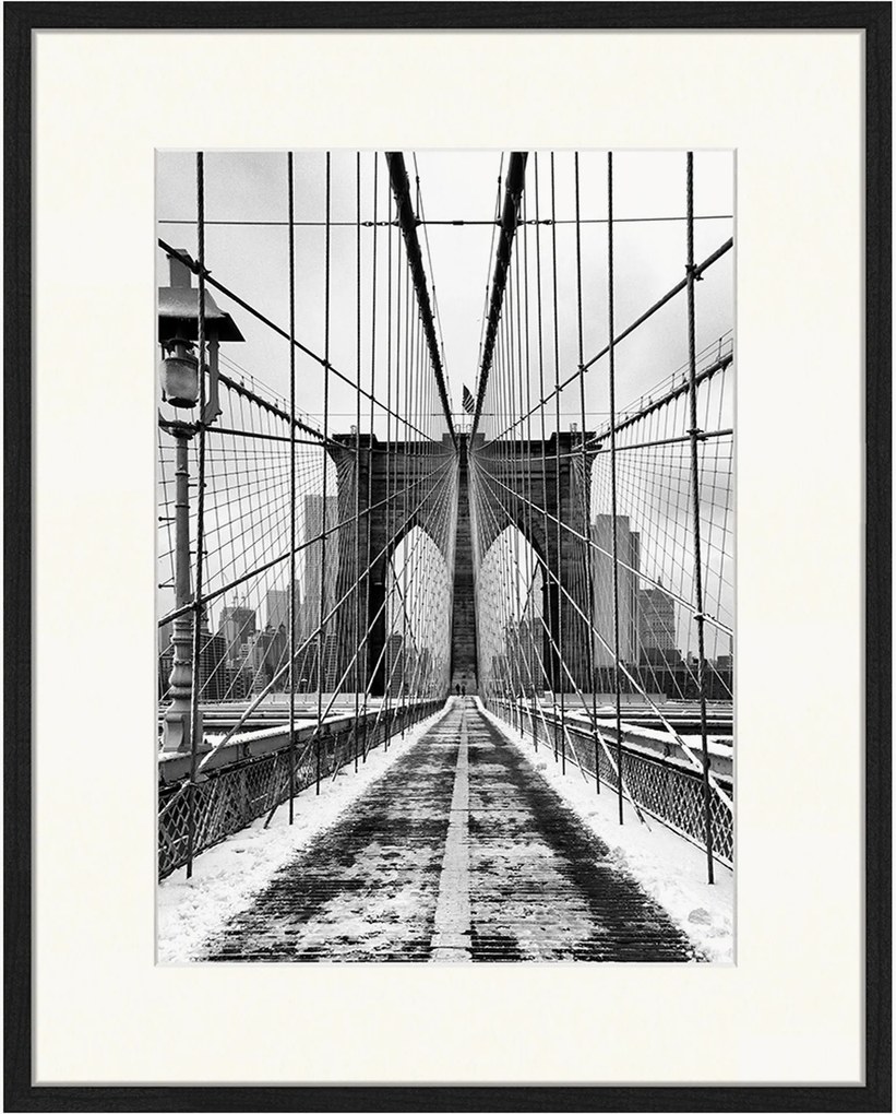 Foto incorniciata del ponte di Brooklyn coperto di neve