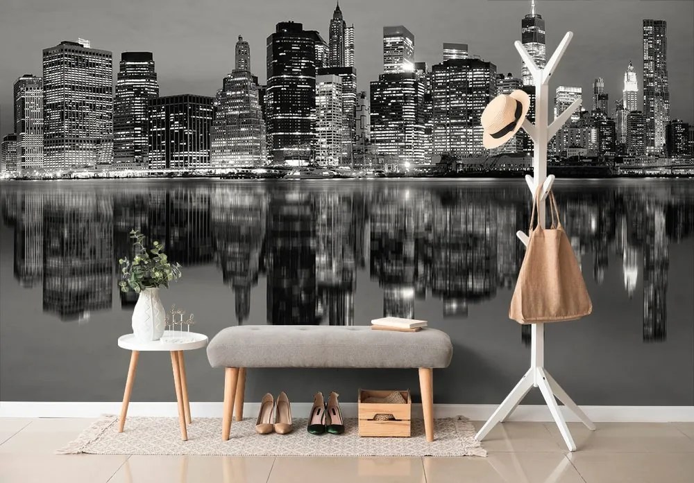 Carta da parati – Riflesso in bianco e nero di Manhattan sull'acqua