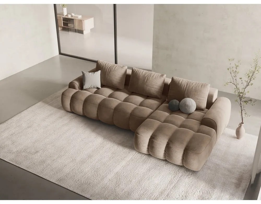 Divano angolare marrone chiaro allungabile/con contenitore (con penisola a destra/con chaise lounge) con rivestimento in velluto Linz – Cosmopolitan Design