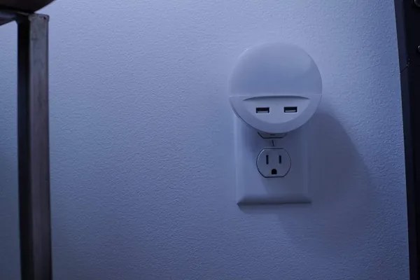 Osram - Luce notturna a LED da presa con sensore LUNETTA 2xUSB LED/13W/230V