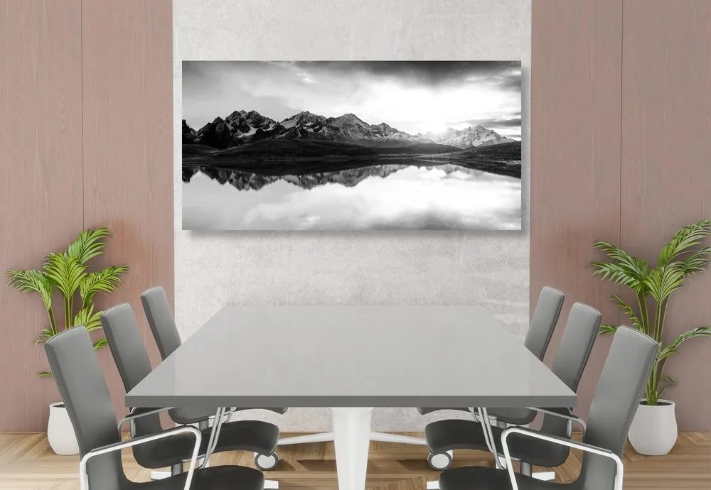 Quadro su tela – Tramonto abbagliante sul lago di montagna in bianco e nero