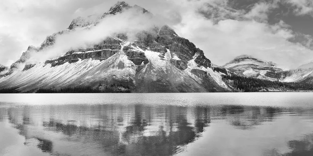Quadro su tela – Lago vicino a una splendida montagna in bianco e nero