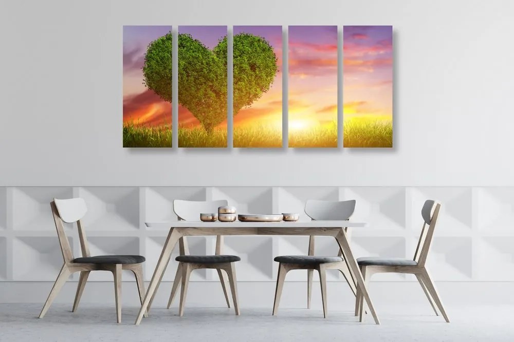 Quadri 5 pezzi – Albero a forma di cuore sul prato