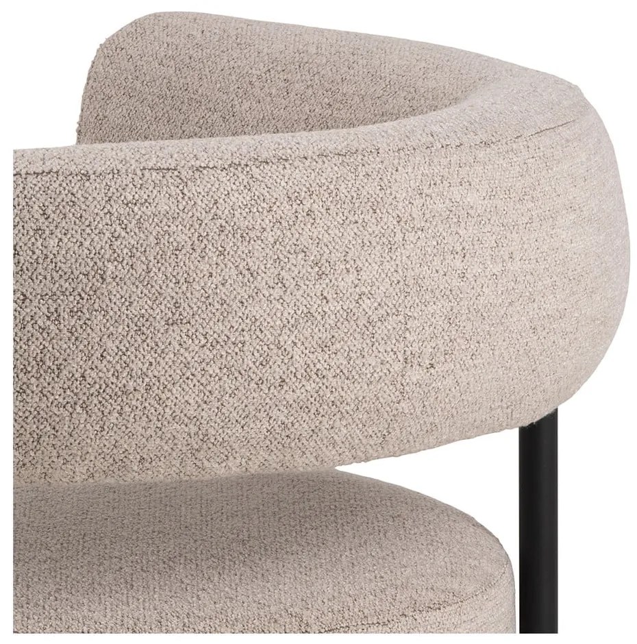 Poltrona beige con rivestimento in bouclé Oakfield – Actona