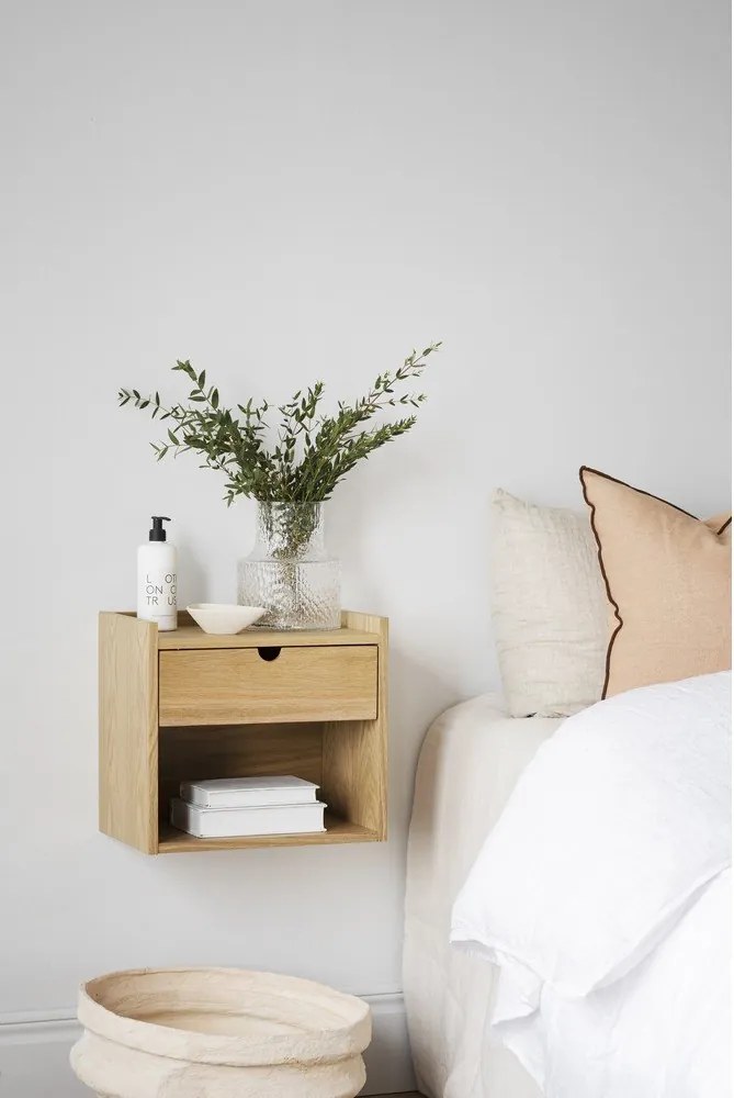 Comodino sospeso con ripiani in legno di quercia in colore naturale Hillmond - Rowico