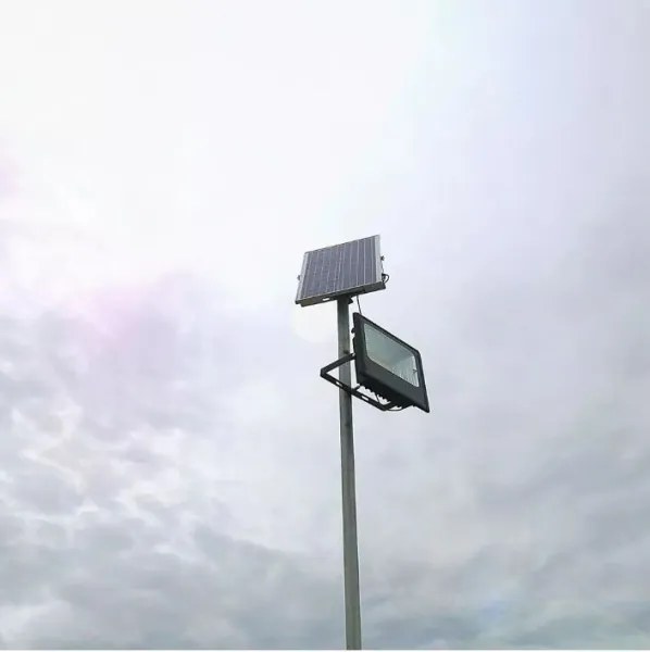 Faretto solare LED dimmerabile 12W 3,2V 6000K IP65 con telecomando