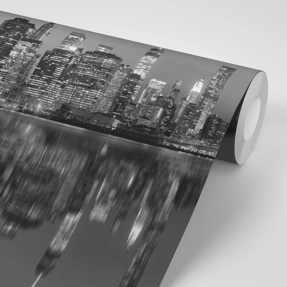 Carta da parati – Riflesso in bianco e nero di Manhattan sull'acqua