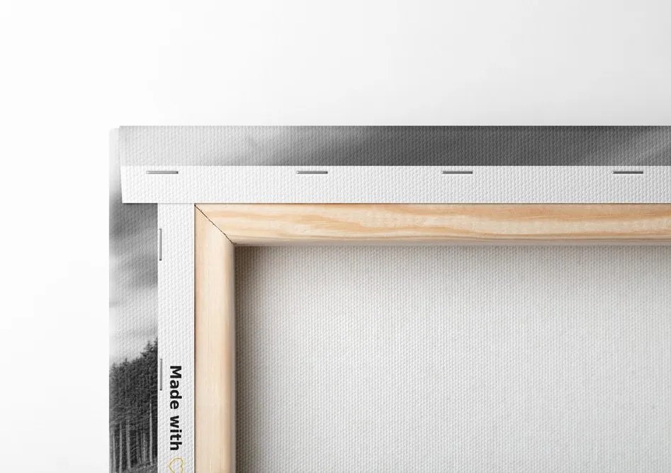 Quadro su tela – Lago sotto le colline in bianco e nero