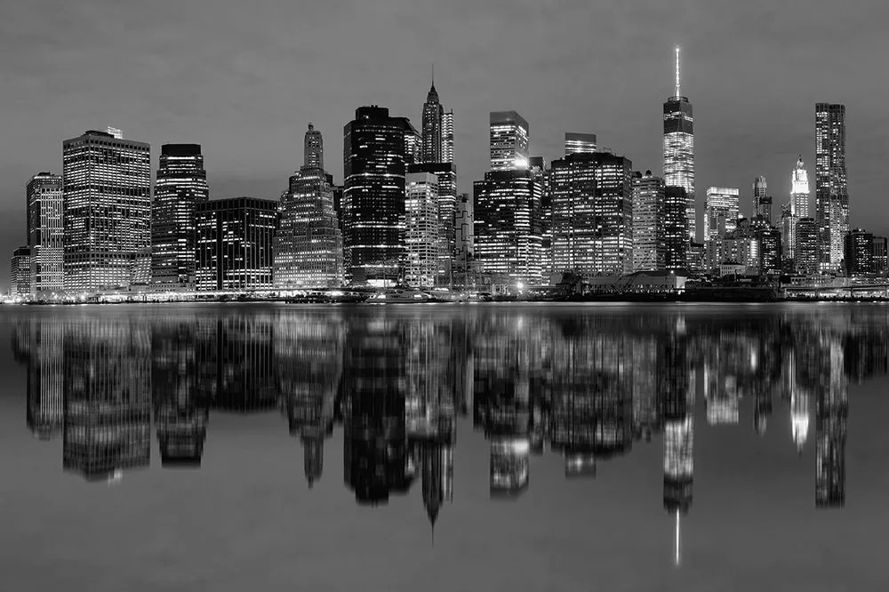 Carta da parati – Riflesso in bianco e nero di Manhattan sull'acqua