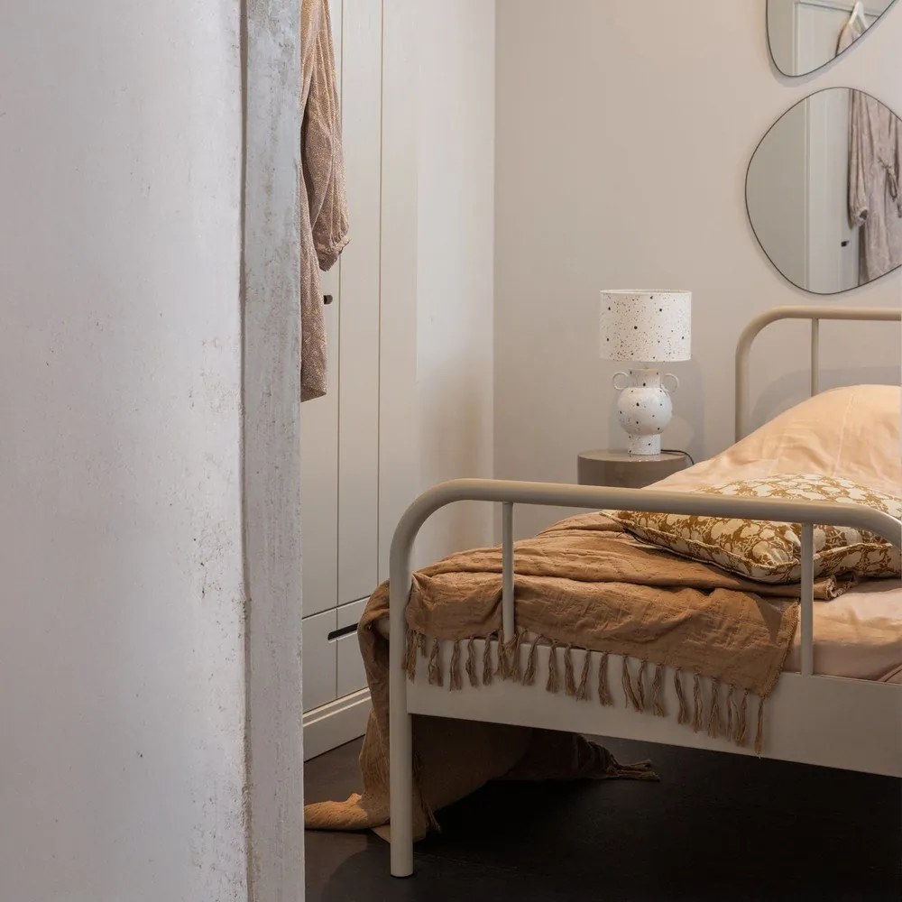 Letto singolo beige in metallo con rete inclusa 90x200 cm Mata – WOOOD