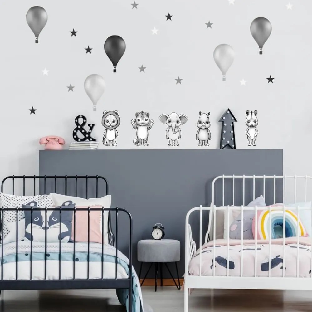 Adesivi in bianco e nero di animaletti con palloncini nello stile nordico | Inspio