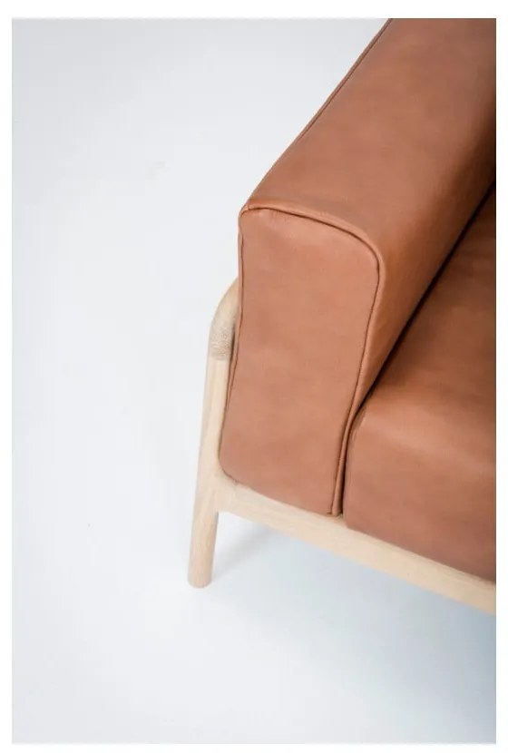 Poltrona in pelle di bufalo marrone cognac con struttura in rovere massiccio Fawn - Gazzda