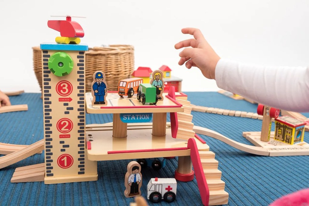 Maxim - Stazione ferroviaria con parcheggio e ascensore