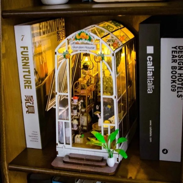 2Kids Toys - Miniatura casetta Giardino 2xAAA