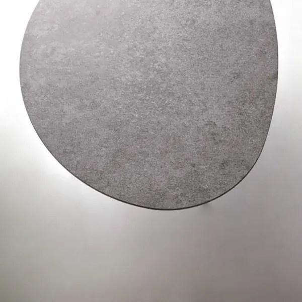Tavolino sagomato con piano in legno effetto Cemento e base in metallo OYA