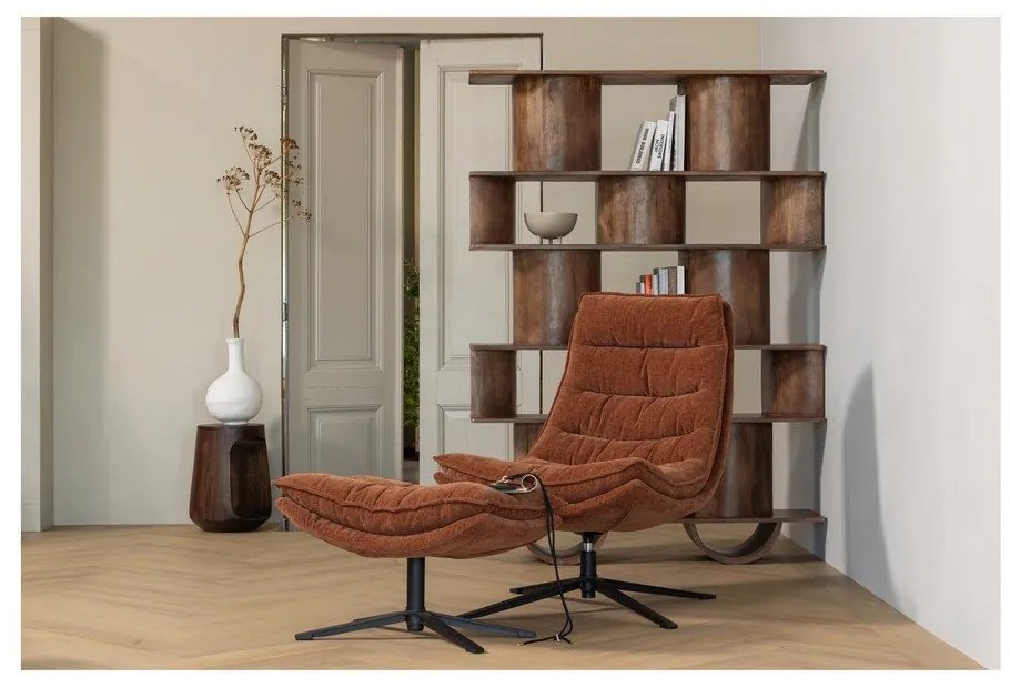 Poltrona con poggiapiedi marrone girevole con rivestimento in ciniglia Kube – WOOOD