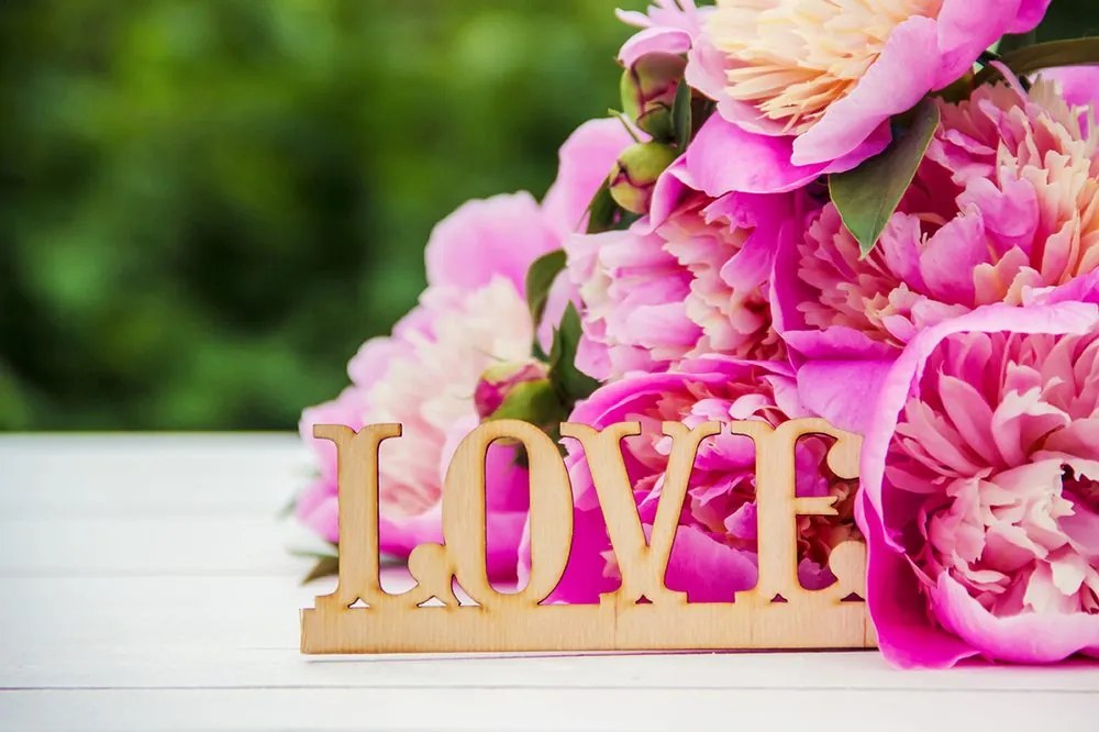 Carta da parati – Peonie con scritta Love