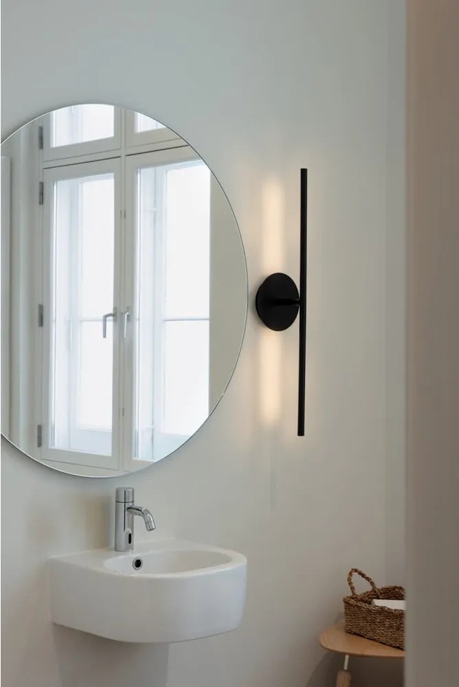 Lampada da parete LED nera in metallo con intensità regolabile Omni Wall – UMAGE