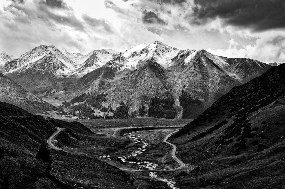 Carta da parati autoadesiva – Panorama montano in bianco e nero