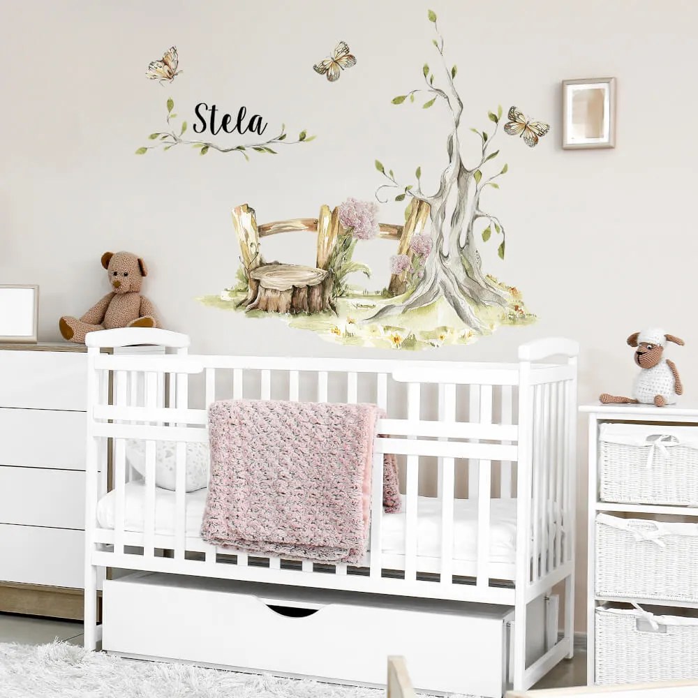 Adesivo murale Woodland - Farfalle nel prato con il nome del bambino | Inspio