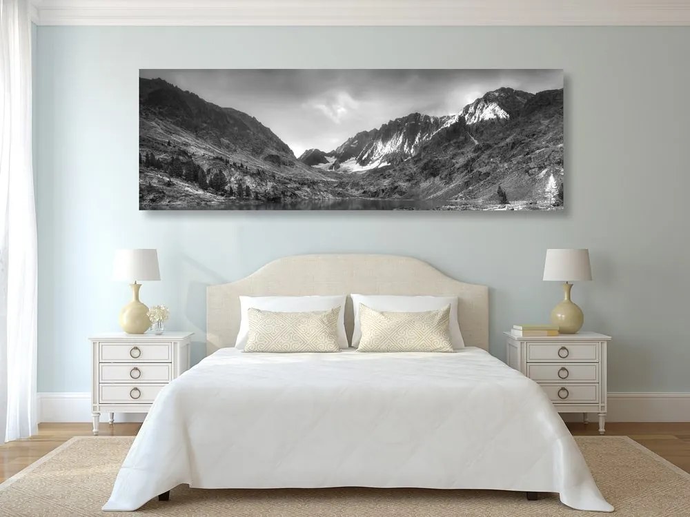 Stampa su tela – Montagne maestose con lago in bianco e nero
