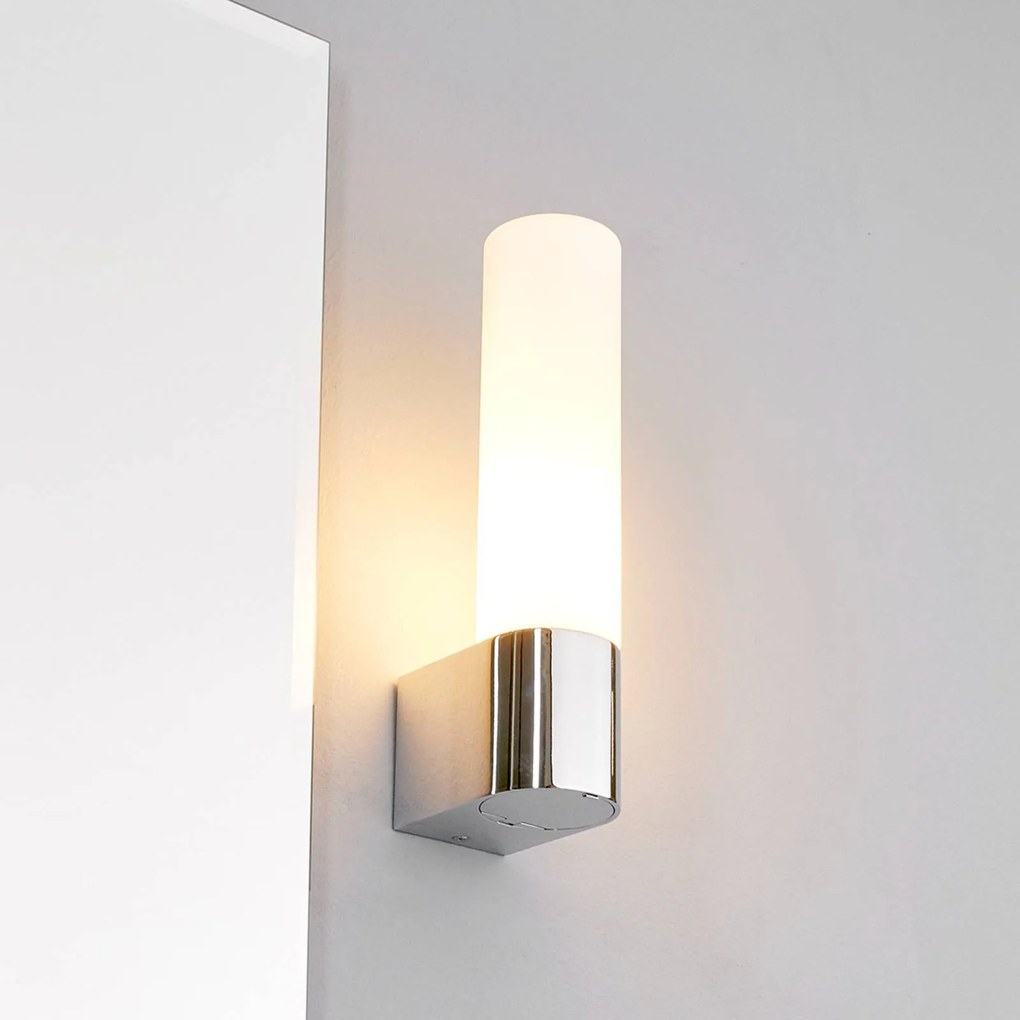 Luce da specchio Lindby Melike, 27 cm, cromo, IP44, presa di corrente