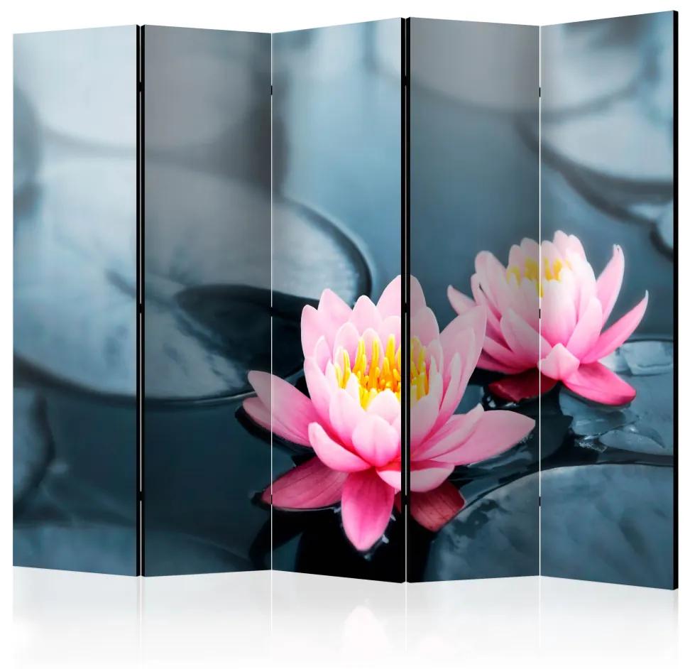 Paravento design Fiori di loto II (5-parti) - fiori di loto rosa su sfondo d'acqua