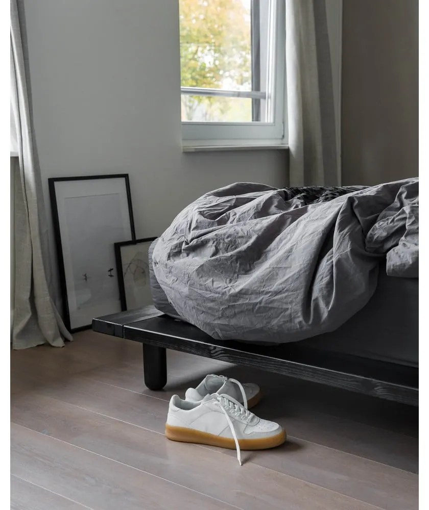 Letto matrimoniale nero in legno di pino con griglia 140x200 cm Peek - Karup Design