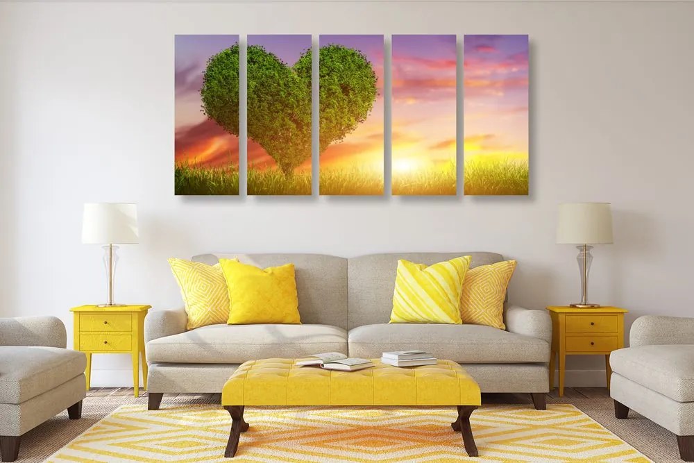 Quadri 5 pezzi – Albero a forma di cuore sul prato