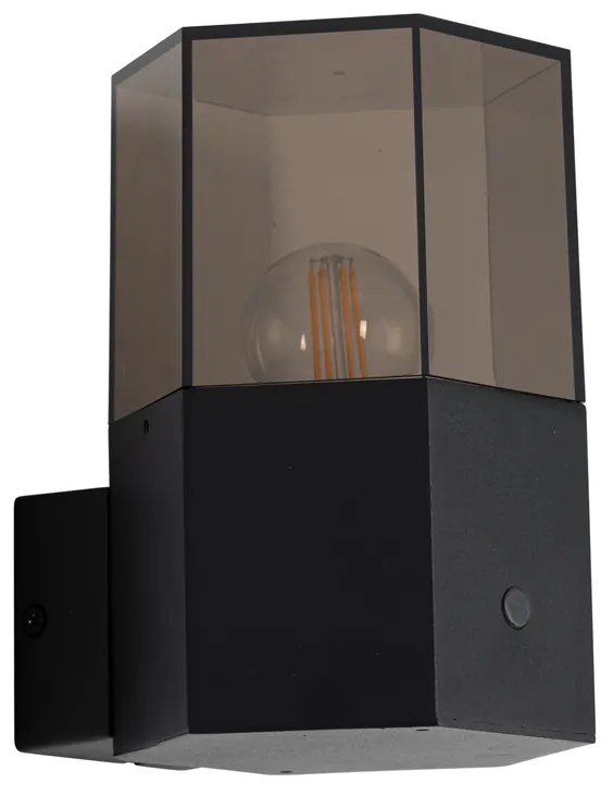 Lampada da parete per esterni nera con vetro fumé esagonale e sensore crepuscolare - Denmark